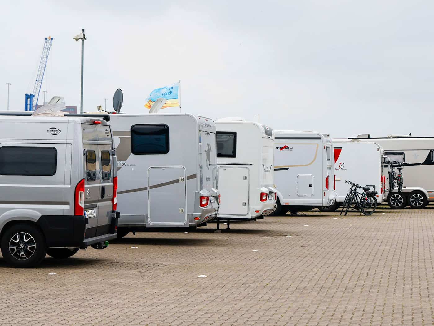 Auf einigen Wohnmobil-Stellplätzen müssen Urlauber in Schleswig-Holstein, Mecklenburg-Vorpommern und Niedersachsen in diesem Jahr mehr zahlen. (Symbolbild) / Foto: Frank Molter/dpa