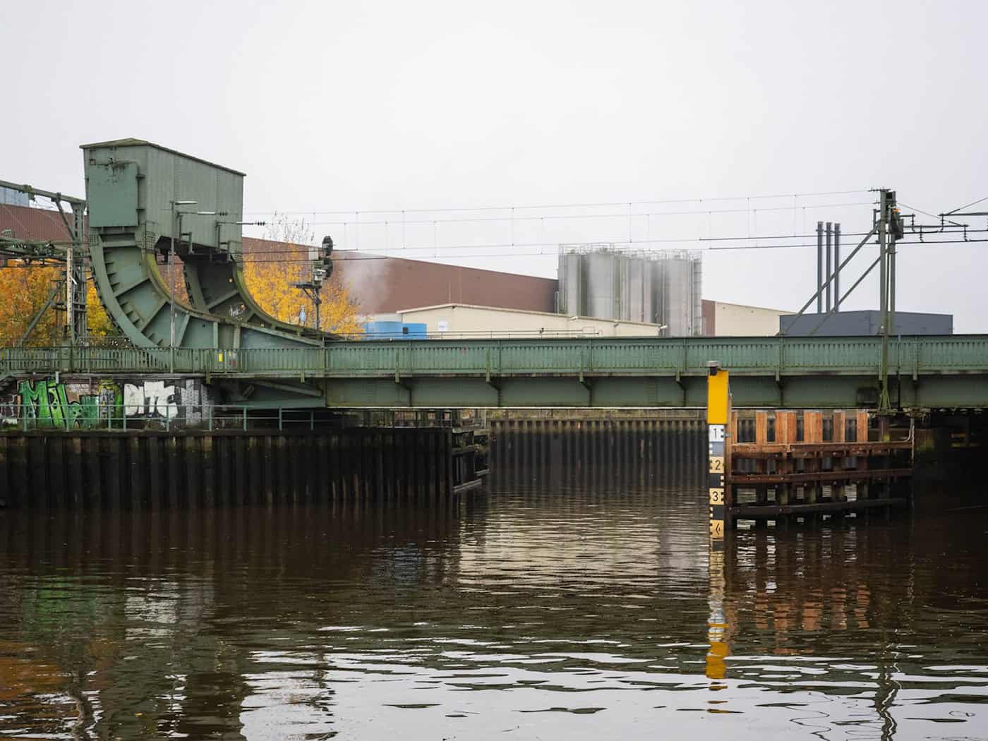 Immer wieder prallen Schiffe an die Oldenburger Eisenbahn-Klappbrücke. (Archivbild) / Foto: Sina Schuldt/dpa