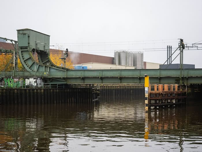 Immer wieder prallen Schiffe an die Oldenburger Eisenbahn-Klappbrücke. (Archivbild) / Foto: Sina Schuldt/dpa