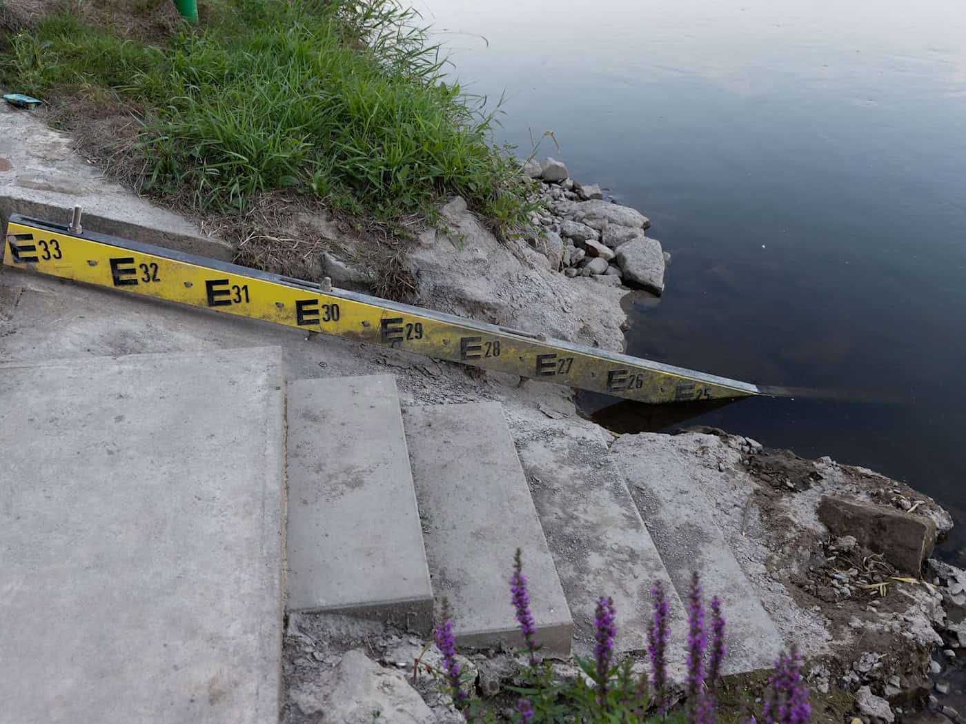 An immer mehr Pegeln sinkt der Wasserstand. (Archivbild)  / Foto: Friso Gentsch/dpa