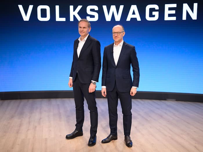 Konzernchef Oliver Blume (l.) präsentiert zusammen mit seinem Finanzvorstand Arno Antlitz die Zahlen fürs erste Halbjahr. (Archivfoto) / Foto: Julian Stratenschulte/dpa