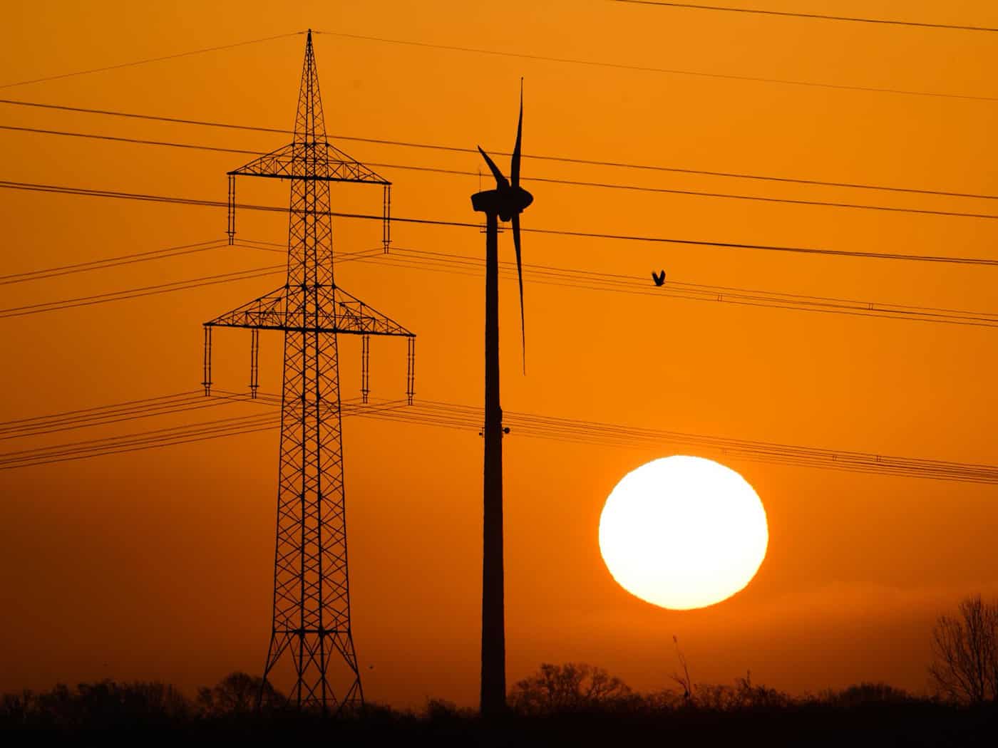 Über die Erdleitung soll ab 2028 vor allem Strom aus Windparks im Norden zu Industriestandorten gelangen.  (Archivbild) / Foto: Julian Stratenschulte/dpa