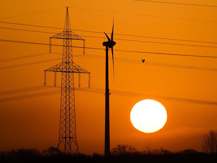 Über die Erdleitung soll ab 2028 vor allem Strom aus Windparks im Norden zu Industriestandorten gelangen.  (Archivbild) / Foto: Julian Stratenschulte/dpa