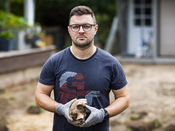 Felix Chall hat etliche Knochen in seinem Garten in Braunschweig gefunden. / Foto: Moritz Frankenberg/dpa