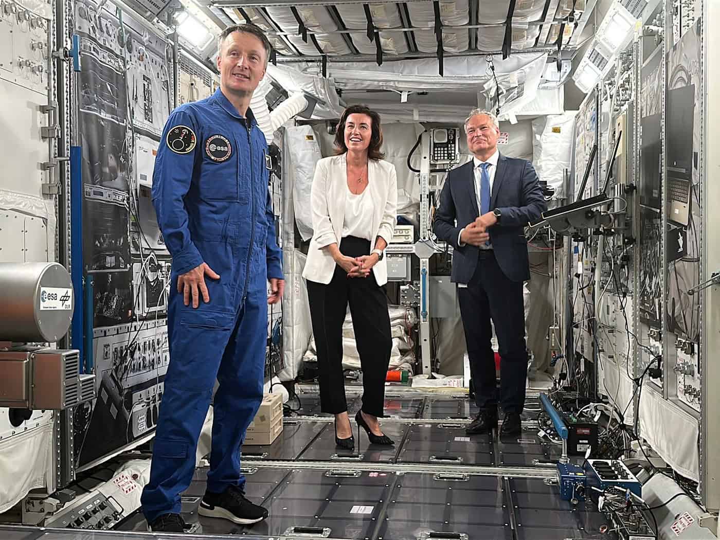 ESA-Astronaut Matthias Maurer (l-r), Bundesforschungsministerin Dorothee Bär (CSU) und DLR-Vorstand Walther Pelzer im Europäischen Astronautenzentrum EAC der ESA in Köln. Maurer rechnet fest mit der Teilnahme an einer Mondmission im übernächsten Jahr.  / Foto: Jörg Ratzsch/dpa