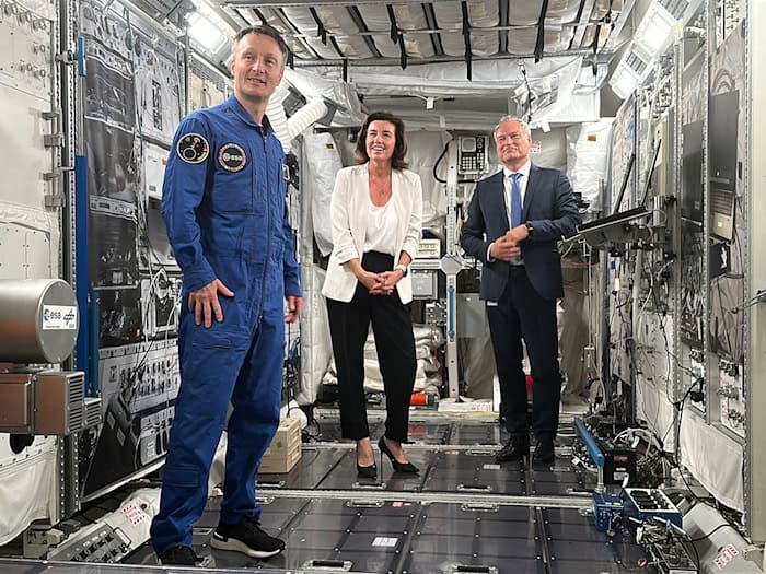 ESA-Astronaut Matthias Maurer (l-r), Bundesforschungsministerin Dorothee Bär (CSU) und DLR-Vorstand Walther Pelzer im Europäischen Astronautenzentrum EAC der ESA in Köln. Maurer rechnet fest mit der Teilnahme an einer Mondmission im übernächsten Jahr.  / Foto: Jörg Ratzsch/dpa