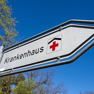 Geburt auf Gehweg – Mutter bringt Kind vor Klinik zur Welt