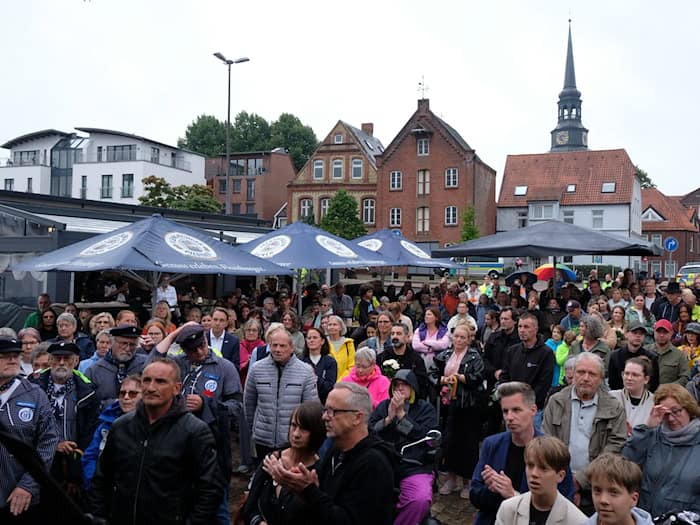 Gedenken in Stade und Garbsen – viele Menschen nehmen Anteil