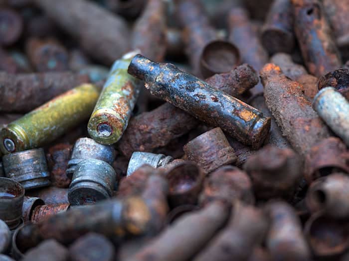 Munition darf nicht einfach beim Wertstoffhof abgegeben werden. (Symbolbild) / Foto: Jens Büttner/dpa