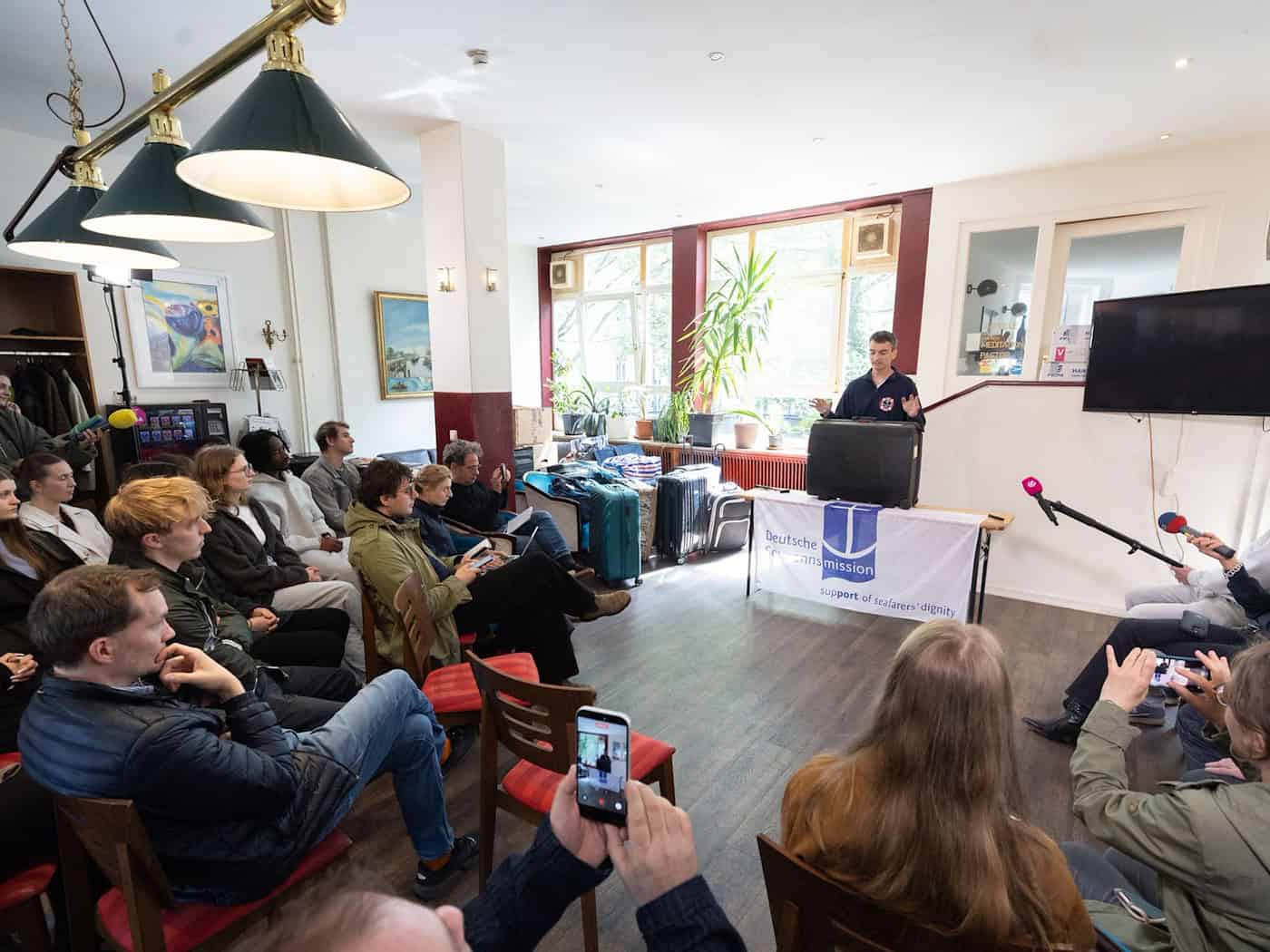 Das Seemannsheim versteigert zurückgelassene Seemannskoffer.  / Foto: Ulrich Perrey/dpa