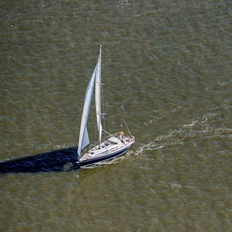 Ein Segelboot lief am Nordstrand der Insel Norderney auf Grund. (Symbolbild) / Foto: Hauke-Christian Dittrich/dpa
