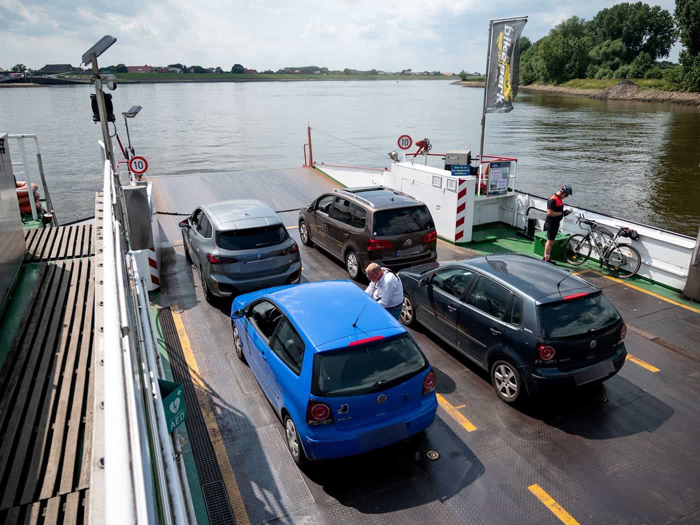 Auf der Fähre haben nicht nur Autos Platz, auch Lastwagen können mitfahren – wenn sie die Rampen am Ufer befahren können.  / Foto: Daniel Bockwoldt/dpa