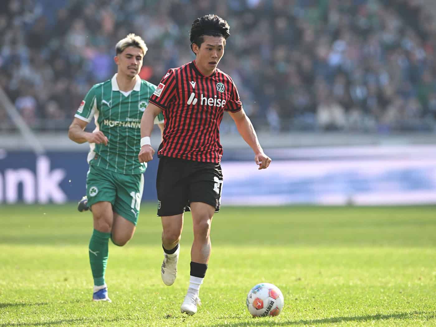 Hayate Matsuda (r) erzielte im Test gegen den 1. FC Phönix Lübeck das 1:0 für Hannover 96. (Archivbild) / Foto: Carmen Jaspersen/dpa