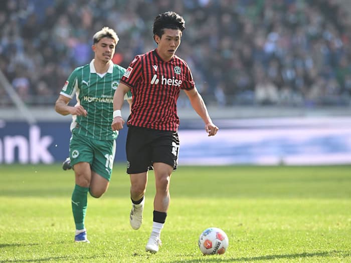 Hayate Matsuda (r) erzielte im Test gegen den 1. FC Phönix Lübeck das 1:0 für Hannover 96. (Archivbild) / Foto: Carmen Jaspersen/dpa