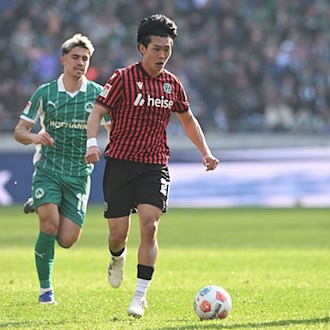 Hayate Matsuda (r) erzielte im Test gegen den 1. FC Phönix Lübeck das 1:0 für Hannover 96. (Archivbild) / Foto: Carmen Jaspersen/dpa