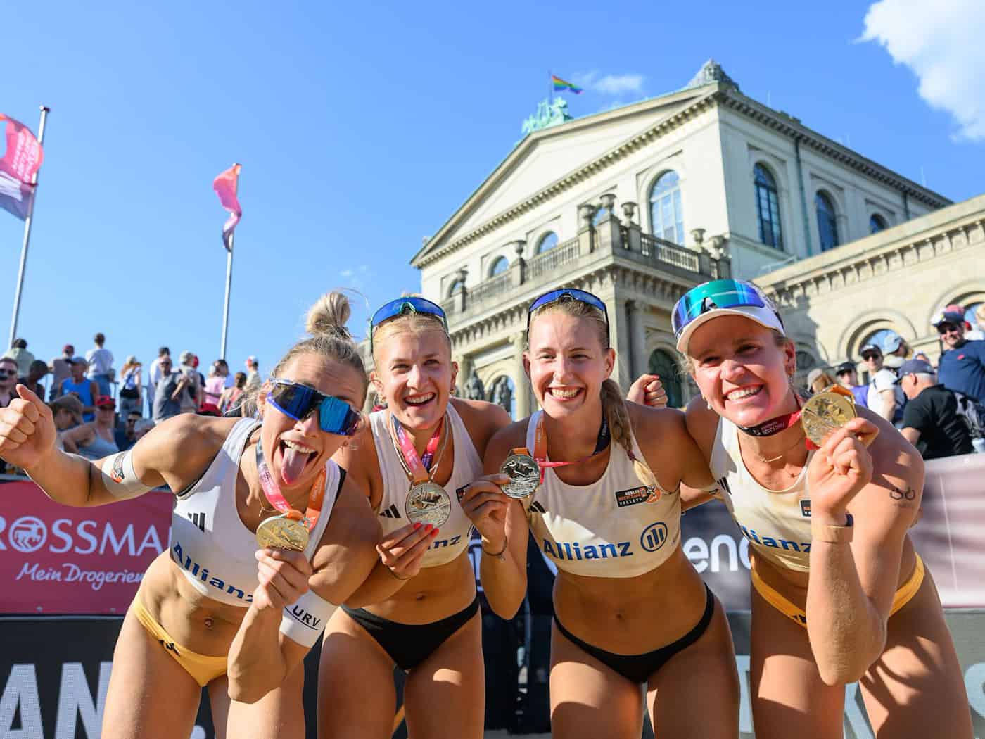 Feier vor der Oper: Die Finals begeistern Fans und Sportler. / Foto: Robert Michael/dpa