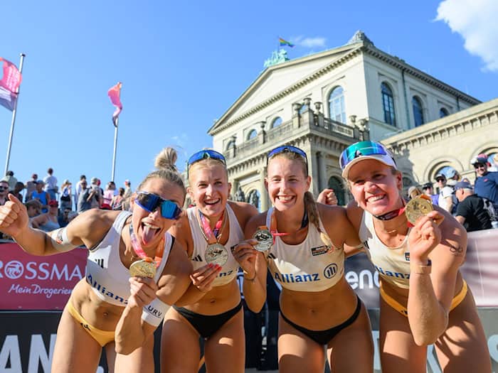 Feier vor der Oper: Die Finals begeistern Fans und Sportler. / Foto: Robert Michael/dpa