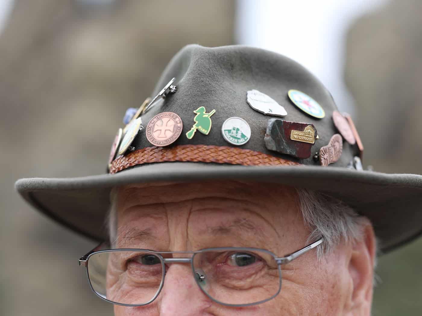 Viele Wanderabzeichen trägt Helmut Engelmann an seinem Hut.  / Foto: Matthias Bein/dpa