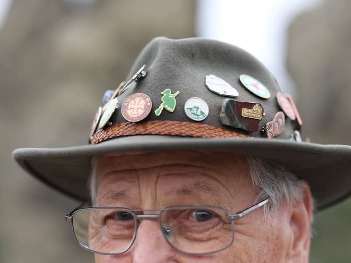 Viele Wanderabzeichen trägt Helmut Engelmann an seinem Hut.  / Foto: Matthias Bein/dpa