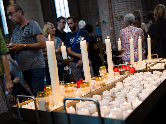 Kerzen und Teelichter brennen in der Marktkirche in Hannover nach einer Andacht für die in Stade Getöteten. / Foto: Moritz Frankenberg/dpa