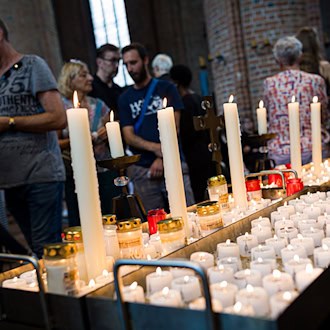 Kerzen und Teelichter brennen in der Marktkirche in Hannover nach einer Andacht für die in Stade Getöteten. / Foto: Moritz Frankenberg/dpa