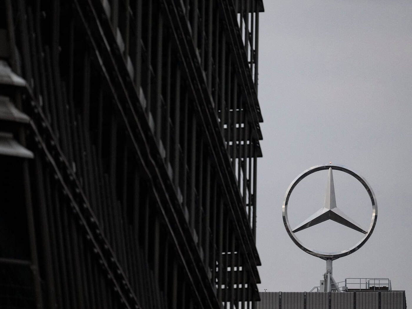 Beschäftigte von Mercedes-Benz machen mobil gegen die Sparpläne des Vorstands. (Archivbild) / Foto: Marijan Murat/dpa