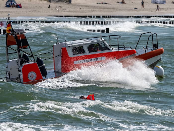 Wenn jemand auf Nord- oder Ostsee in Not gerät, rücken die Seenotretter aus. (Archivbild) / Foto: Stefan Sauer/dpa