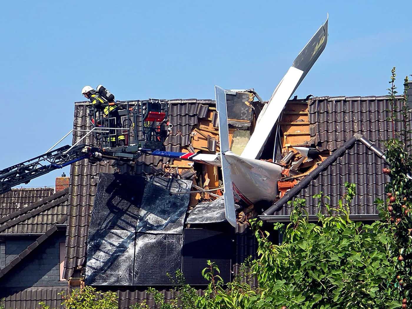 Das Flugzeug stürzte am Samstag in ein Wohnhaus. / Foto: Fotoreport-DB/NWM-TV/dpa