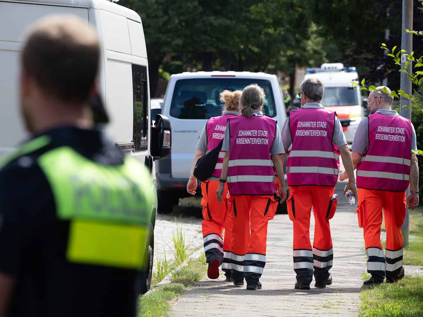 Nach den Schüssen in einer Jugendeinrichtung sind schnell Einsatzkräfte, Retter und andere Helfer vor Ort. Sind solche Einrichtungen ausreichend geschützt?   / Foto: Ulrich Perrey/dpa