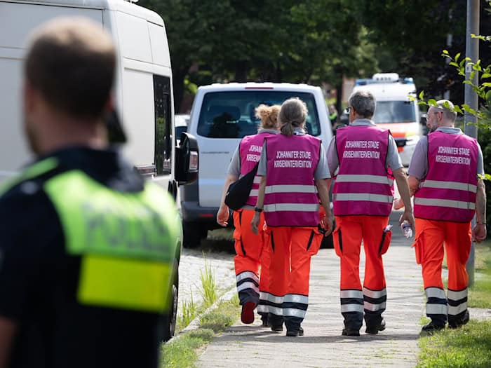 Nach den Schüssen in einer Jugendeinrichtung sind schnell Einsatzkräfte, Retter und andere Helfer vor Ort. Sind solche Einrichtungen ausreichend geschützt?   / Foto: Ulrich Perrey/dpa