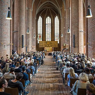 Menschen nahmen am Mittwoch in der Marktkirche in Hannover an einer Andacht für die sechs in Stade Getöteten teil. / Foto: Moritz Frankenberg/dpa