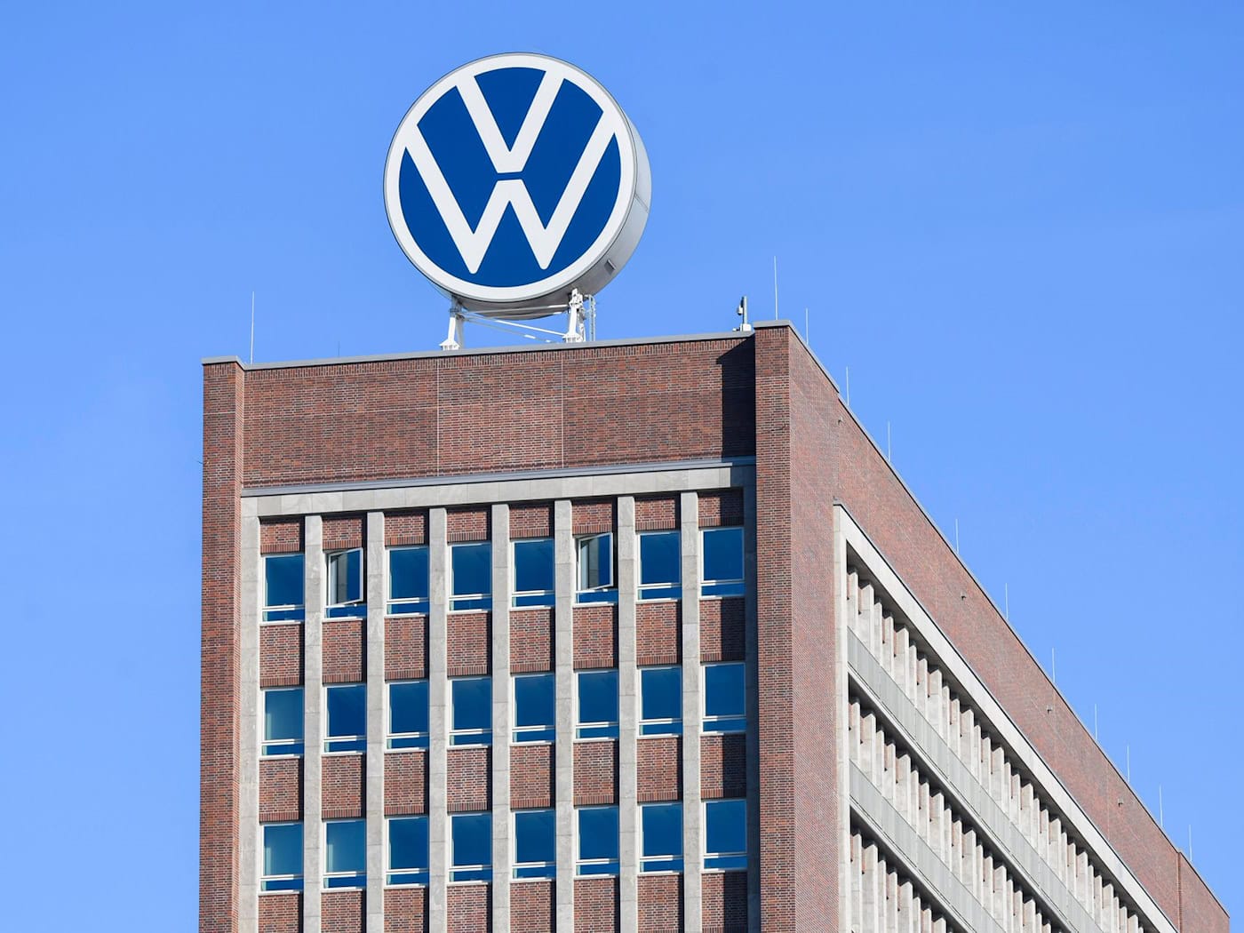 Im Vorstandhochhaus in Wolfsburg trifft sich am Donnerstag der Aufsichtsrat. (Archivbild) / Foto: Julian Stratenschulte/dpa