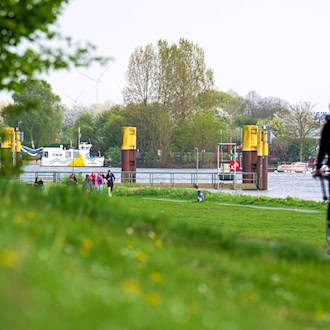 Passanten fanden eine Leiche in der Weser - in der Nähe der Sielwallfähre. (Archivbild) / Foto: Sina Schuldt/dpa