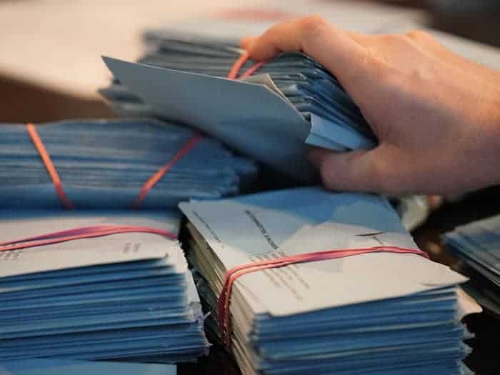 Wahlhelfer sortieren bei Niedersachsen-Wahl 2022 die Wahlzettel. (Archivbild) / Foto: Marcus Brandt/dpa