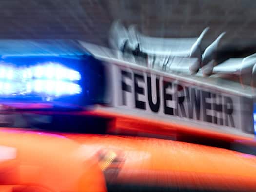 Lkw-Brand greift auf Lagerhalle über