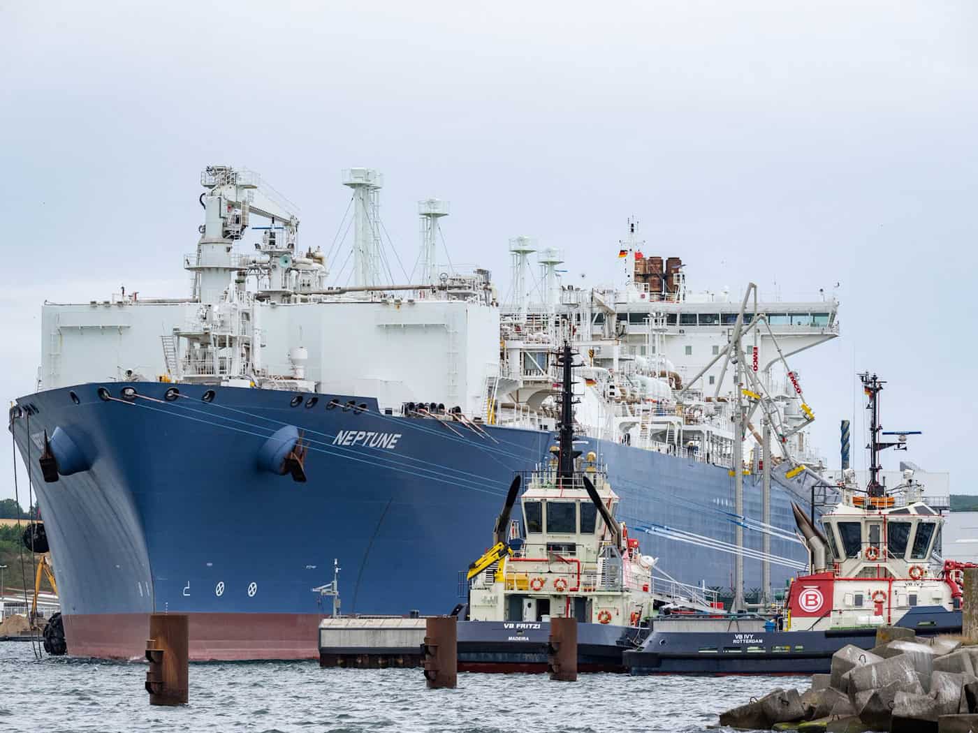 Der Iran-Konflikt hat sich auf den LNG-Lieferbetrieb nach Rügen ausgewirkt, sagt der dortige Terminalbetreiber. / Foto: Stefan Sauer/dpa