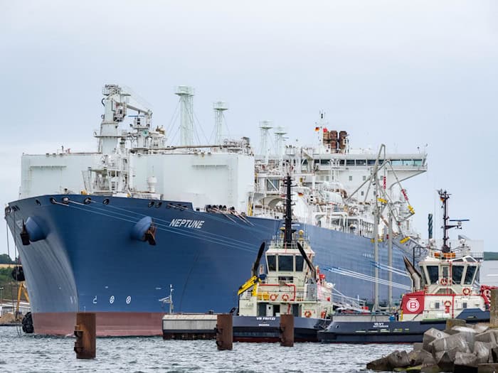 Der Iran-Konflikt hat sich auf den LNG-Lieferbetrieb nach Rügen ausgewirkt, sagt der dortige Terminalbetreiber. / Foto: Stefan Sauer/dpa