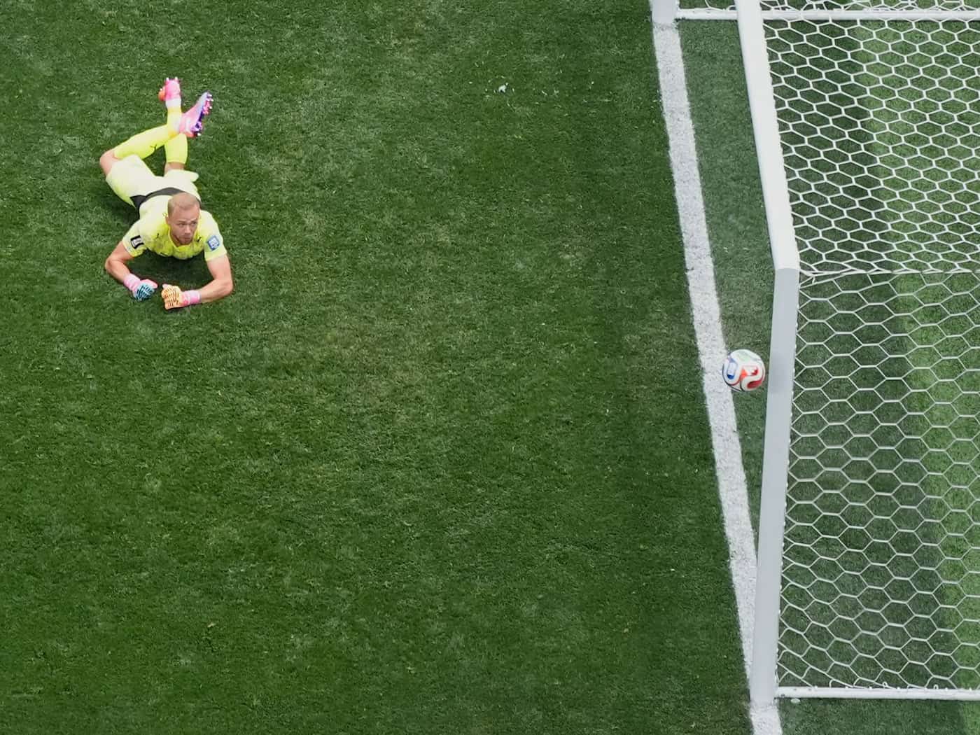 Österreichs Nationalkeeper Alexander Schlager steht vor einem Wechsel zu Werder Bremen. (Archivbild) / Foto: Mark J. Terrill/AP/dpa