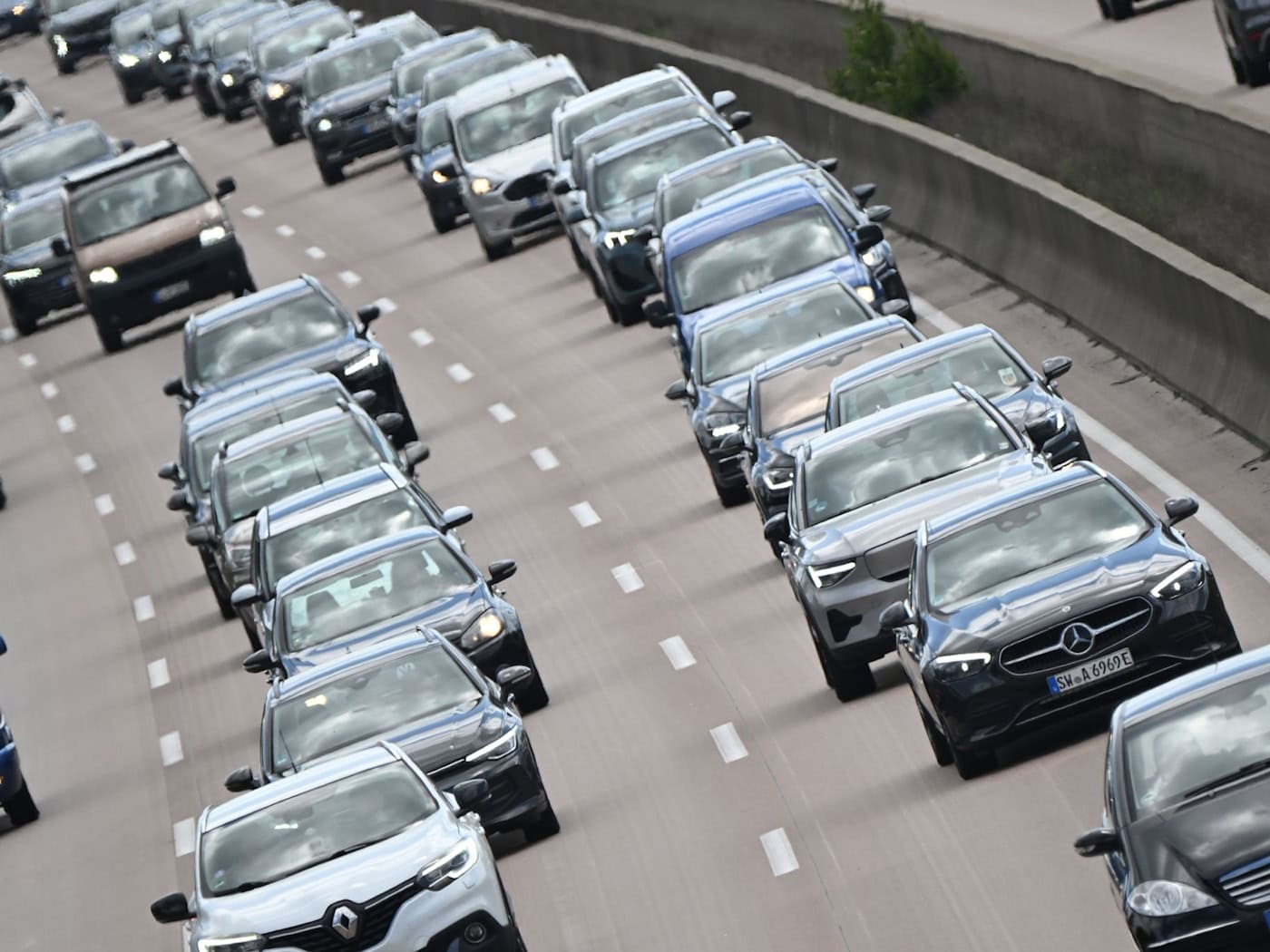 Immer mehr Autos sind auf Niedersachsens Straßen unterwegs. (Archivbild) / Foto: Julian Stratenschulte/dpa