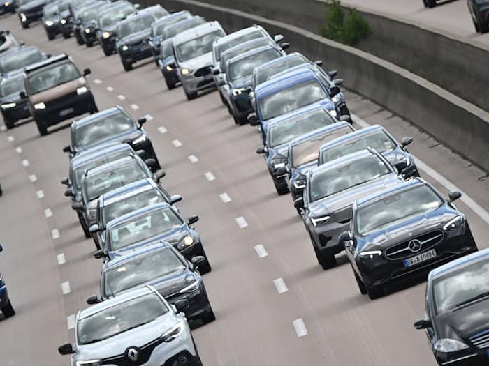 Immer mehr Autos sind auf Niedersachsens Straßen unterwegs. (Archivbild) / Foto: Julian Stratenschulte/dpa