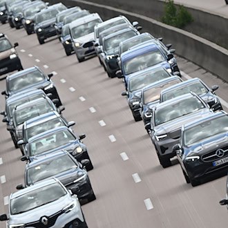 Immer mehr Autos sind auf Niedersachsens Straßen unterwegs. (Archivbild) / Foto: Julian Stratenschulte/dpa