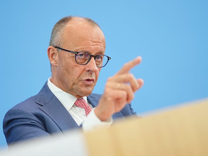 Für Kanzler Friedrich Merz ist ein möglicher Einstieg chinesischer Autobauer in Fabriken deutscher Hersteller keine Lösung der eigenen strukturellen Probleme. / Foto: Michael Kappeler/dpa