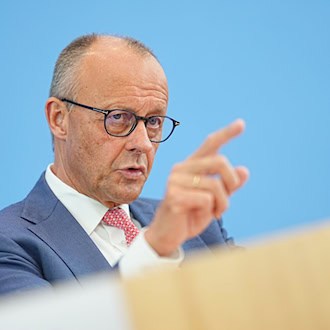 Für Kanzler Friedrich Merz ist ein möglicher Einstieg chinesischer Autobauer in Fabriken deutscher Hersteller keine Lösung der eigenen strukturellen Probleme. / Foto: Michael Kappeler/dpa