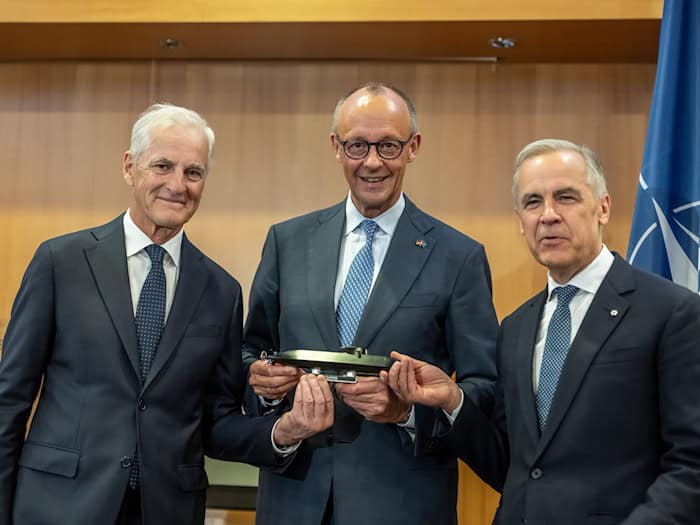 Kanzler Merz und die Regierungschefs von Kanada und Norwegen sprachen am Rande des Nato-Gipfels in Ankara über den U-Boot-Deal. / Foto: Michael Kappeler/dpa-Pool/dpa