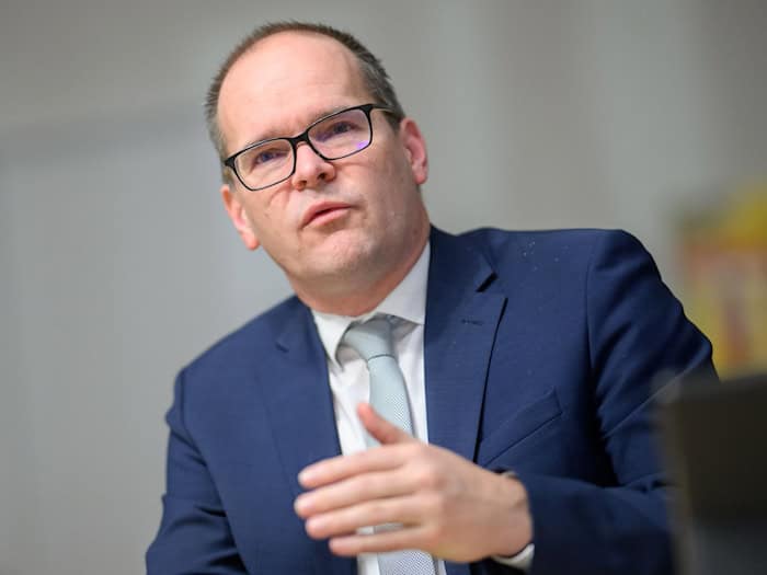 Niedersachsens Wirtschaftsminister Grant Hendrik Tonne (SPD) fordert ein tragfähiges Zukunftskonzept von Volkswagen. (Archivbild) / Foto: Julian Stratenschulte/dpa