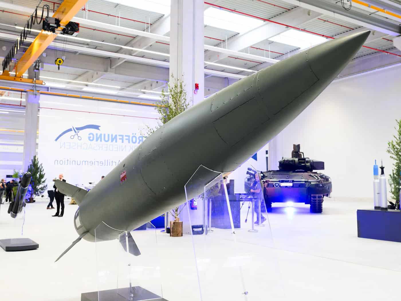 Eine Rakete vom Typ ATACMS steht im Artilleriewerk von Rheinmetall in Unterlüß. (Archivbild) / Foto: Julian Stratenschulte/dpa