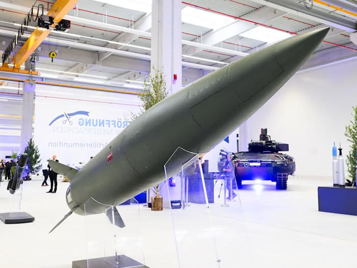 Eine Rakete vom Typ ATACMS steht im Artilleriewerk von Rheinmetall in Unterlüß. (Archivbild) / Foto: Julian Stratenschulte/dpa