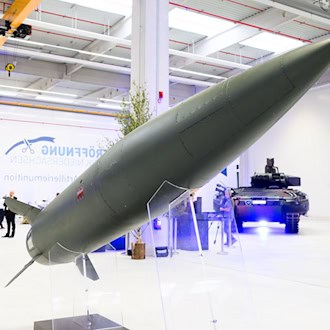 Eine Rakete vom Typ ATACMS steht im Artilleriewerk von Rheinmetall in Unterlüß. (Archivbild) / Foto: Julian Stratenschulte/dpa