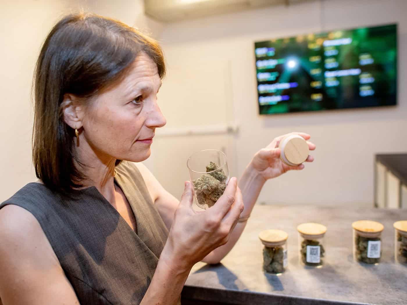 Die Ministerin informiert sich über verschiedene Cannabis-Sorten.  / Foto: Hauke-Christian Dittrich/dpa