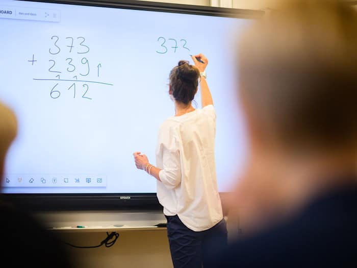 Vor allem in Mathe und Naturwissenschaften fehlen Lehrerinnen und Lehrer. (Symbolbild) / Foto: Julian Stratenschulte/dpa
